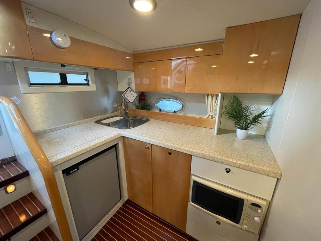 Cozy Yacht Lodge In Barcelona With Boat Tour Option San Adrián de Besós Zewnętrze zdjęcie